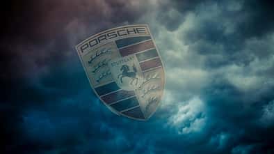 05/2025, Porsche Logo dunkle Wolken Porsche Logo dunkle Wolken