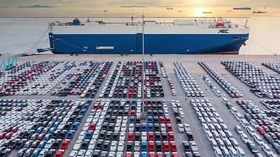 Autotransporter RoRo-Schiff Autohalde Hafen Import