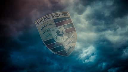 05/2025, Porsche Logo dunkle Wolken Porsche Logo dunkle Wolken