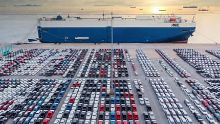 12/2025, Autotransporter RoRo-Schiff Autohalde Hafen Import Autotransporter RoRo-Schiff Autohalde Hafen Import