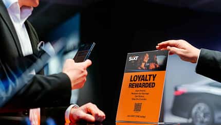 03/2022_mietwagen_schlüsselübergabe_SIXT