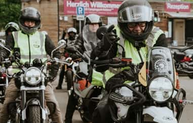 Mit Helm, Haltung und Hilfsangeboten
