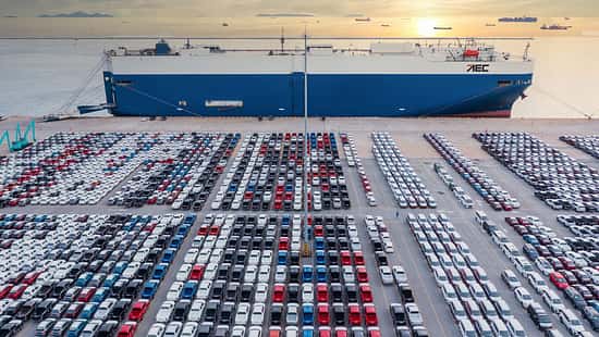 Autotransporter RoRo-Schiff Autohalde Hafen Import