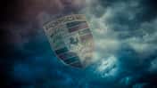 Porsche Logo dunkle Wolken